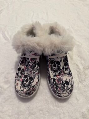 Faux-Fur Trim Skull Print Ankle Booties - White with Pink Accents